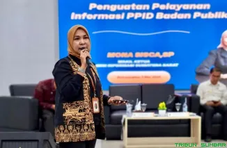Wakil Ketua Komisi Informasi (KI) Sumatera Barat Mona Sisca (tengah) memberikan arahan saat menghadiri Bimtek dan Coaching Pejabat Pengelola Informasi dan Dokumentasi (PPID) di Aula Rektorat UIN Mahmud Yunus Batusangkar, Kamis (7/5/2026). (Foto: Ist)