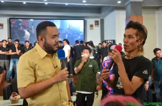Wali Kota Padang, Fadly Amran, memberikan dukungan secara simbolis kepada panitia dan peserta Gatsby Nasional Barber League 2026 di Gedung Bagindo Aziz Chan Youth Center, Kamis (21/5/2026). (Foto: Ist)