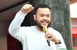 Wali Kota Padang, Fadly Amran mengikuti senam massal Gebyar Gebu Minang di Lapangan Kantor Gubernur Sumbar, Minggu (17/5/2026). (Foto: Ist)