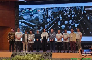 Founder Geopark Run, Yv Tri Saputra (ketiga kiri), berfoto bersama para panitia dan komunitas lari saat peresmian Geopark Run Series 2026-2027 di Jakarta. (Foto: Ist)