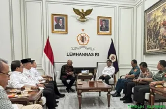 Gubernur Lemhannas RI Ace Hasan Syadzily memberikan arahan saat menerima audiensi Pengurus PWI Pusat yang dipimpin Ketua Umum PWI Pusat Munir Akmad di Jakarta, Senin (11/5/2026). (Foto: Ist)