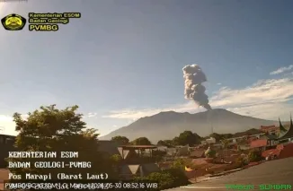 Suasana erupsi Gunung Marapi di Sumatera Barat yang menyemburkan kolom abu vulkanik setinggi 2.000 meter di atas puncak, Sabtu (30/5/2026). (Foto: Ist)
