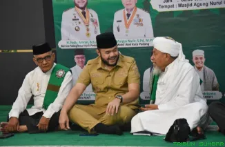 Wali Kota Padang Fadly Amran memberikan sambutan saat menghadiri peringatan Hari Ulang Tahun (HUT) ke-98 Persatuan Tarbiyah Islamiyah (PERTI) di Masjid Agung Nurul Iman, Selasa (5/5/2026). (Foto: Ist)
