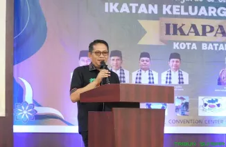 Wakil Ketua DPRD Sumatera Barat Evi Yandri Rajo Budiman memberikan sambutan saat menghadiri Pelantikan Pengurus IKAPAS Kota Batam periode 2025-2030 di Convention Centre SMKN 1 Batam, Minggu (10/5/2026). (Foto: Ist)