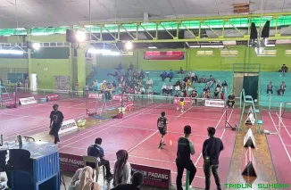 Para pemenang O2SN cabang bulu tangkis tingkat SD dan SMP Kota Padang 2026 berpose bersama panitia Disdikbud dan wasit usai pertandingan final di Lapangan Bulu Tangkis Semen Padang, Selasa (19/5/2026). (Foto: Ist)