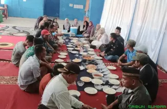 Perwakilan PT Supreme Energy Muara Laboh bersama jajaran pengurus IBS SMP/SMA IT Darussahaleh saat di sekolah yang berada di Pekonina, Kecamatan Pauh Duo, Solok Selatan, Kamis (28/5/2026). (Foto: Ist)