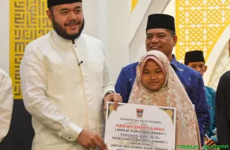 Wali Kota Padang, Fadly Amran, bersama Dandim 0312 Padang Kolonel Inf Ferry Ardianto dan Kajari Padang Koswara, berjabat tangan usai melaksanakan Shalat Idul Adha 1447 Hijriah di Masjid Agung Nurul Iman, Padang, Rabu (27/5/2026). (Foto: Ist)