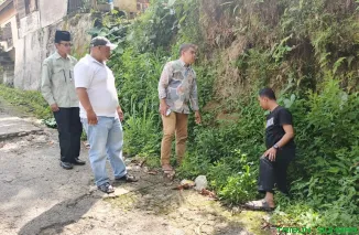 Anggota DPRD Kabupaten Tanah Datar Fraksi PKB, Yonnarlis (kiri), berdiskusi dengan Wali Nagari Pitalah, Kamili Dt Marajo, saat meninjau kondisi jalan yang rusak parah di Nagari Pitalah, Kecamatan Batipuh, Tanah Datar, Kamis (7/5/2026). (Foto: Ist)