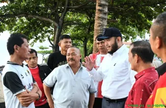 Wali Kota Padang Fadly Amran (tengah) memberikan arahan dan motivasi kepada para pemain PSP Padang saat meninjau latihan tim di kawasan Pantai Padang, Senin (4/5/2026). (Foto: Ist)