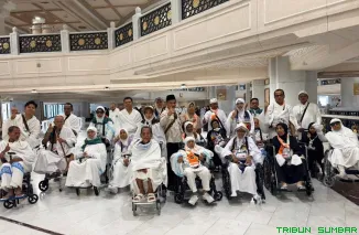 Pendamping Jamaah Haji Solok Selatan, Miftahul Iqbal Maulid, memantau kondisi kesehatan dan kesiapan para jamaah di Mekkah, Jumat (22/5/2026). (Foto: Ist)