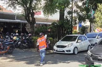Contoh atribut rompi dan tanda pengenal petugas parkir resmi kepada awak media di Padang, Rabu (14/5/2026). (Foto: Ist)