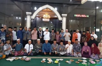 Ketua DPRD Provinsi Sumatera Barat, Muhidi, saat berdialog dengan jamaah dalam kegiatan Jum'at Berkah di Masjid Al Manar, Dadok Tunggul Hitam, Kecamatan Koto Tangah, Kota Padang, Jumat (29/5/2026). (Foto: Ist)