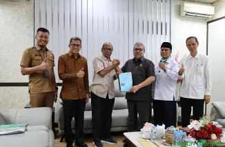 Ketua DPRD Provinsi Sumatera Barat, Muhidi (tengah) berdiskusi dengan tim ahli DPRD saat memulai pengkajian naskah akademik Rancangan Undang-Undang Daerah Istimewa Minangkabau (DIM) di Padang, Senin (11/5/2026). (Foto: Ist)