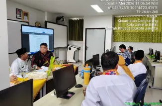 Ketua Komisi Informasi Provinsi (KIP) DKI Jakarta, Harry Ara Hutabarat (tengah), memberikan arahan saat melakukan visitasi di SMAN 96 Jakarta. (Foto: Ist)