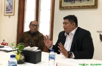 Ketua KI DKI Jakarta Harry Ara Hutabarat berbincang dengan Deputi Kepala Perwakilan BI Provinsi DKI Jakarta Lily Mochamad Sadeli saat kunjungan kerja di kantor BI Jakarta, Selasa (19/5/2026). (Foto: Ist)