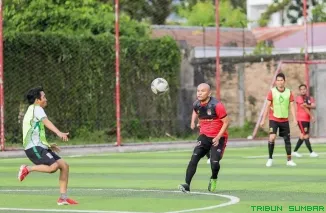 Kapten tim KPU Sumbar atau Election FC, Rahman Al Amin, latihan menjelang turnamen JPS Cup 2026 di Lapangan Mini Soccer Dobi Sport Hub, Padang, Senin (18/5/2026). (Foto: Ist)