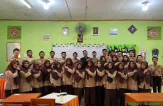 Ketua Divisi Teknis Penyelenggaraan KPU Tanah Datar, Gusriyono (tengah), memberikan materi pendidikan pemilih kepada siswa-siswi SMA Negeri 2 Batusangkar dalam program "KPU Tanah Datar Mengajar", Rabu (13/5/2026). (Foto: Ist)
