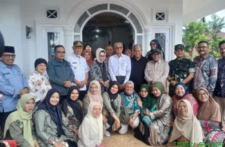 Menteri Pekerjaan Umum (PU), Dody Hanggodo, didampingi Bupati Tanah Datar Eka Putra dan pejabat terkait, mengunjungi keluarga Dony Oskaria di Nagari Tanjung Alam, Kabupaten Tanah Datar, Kamis (21/5/2026). (Foto: Ist)