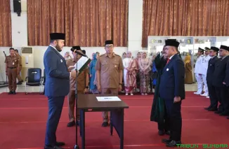 Wali Kota Padang, Fadly Amran, memimpin prosesi pelantikan dan pengambilan sumpah jabatan Raju Minropa sebagai Sekretaris Daerah Kota Padang di Aula Bagindo Aziz Chan, Balai Kota Padang Aie Pacah, Senin (4/5/2026). (Foto: Ist)