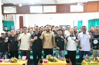 Wali Kota Padang Fadly Amran (tengah) memberikan arahan usai pelantikan Pengurus Cabang (Pengcab) Persatuan Tenis Meja Seluruh Indonesia (PTMSI) Kota Padang masa bakti 2025-2029 di Aula Kantor Dinas PMD Provinsi Sumbar, Minggu (3/5/2026). (Foto: Ist)