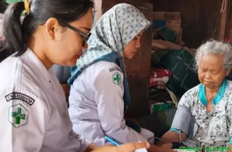 Tim medis dari Puskesmas Lubuk Begalung tengah memeriksa kondisi kesehatan salah satu pasien lansia di kediamannya, Sabtu (23/5/2026). (Foto: Ist)
