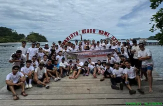 Para anggota komunitas lari Karambia Runner (KRMBR) berpose bersama saat menghadiri Gathering Karambia Runner 2026 di Pantai Manjuto, Kawasan Mandeh, Kabupaten Pesisir Selatan, Sabtu (16/5/2026). (Foto: Ist)