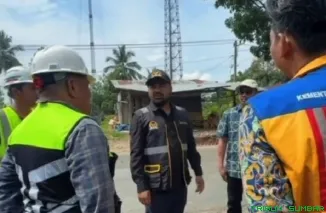 Anggota Komisi V DPR RI Zigo Rolanda (mengenakan kemeja batik) berdiskusi dengan pihak kontraktor saat meninjau proyek preservasi jalan nasional ruas Sungai Rumbai--Junction Koto Baru, Kabupaten Dharmasraya, Rabu (6/5/2026). (Foto: Ist)