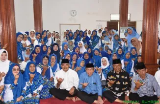 Wakil Wali Kota Padang, Maigus Nasir, memberikan sambutan saat menjadi penceramah pada pengajian bulanan BKMT Permata di Musala Nurul Jadid, Kuranji, Minggu (17/5/2026). (Foto: Ist)