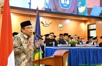 Wakil Wali Kota Padang Maigus Nasir (tengah) memberikan sambutan saat menghadiri peringatan Lustrum IX atau Dies Natalis ke-45 Universitas Bung Hatta (UBH) di Convention Hall Kampus Proklamator I UBH, Padang, Jumat (8/5/2026). (Foto: Ist)