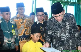 Wakil Wali Kota Padang Maigus Nasir meninjau langsung pelaksanaan Ujian Akhir Madrasah (UAM) di TPQ Masjid Baitul Mukminin, Kelurahan Jati, Padang, Minggu (10/5/2026). (Foto: Ist)