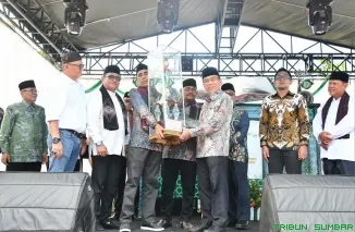 Wakil Wali Kota Padang, Maigus Nasir, memberikan piala kepada  peserta MTQN ke-42 Tingkat Kecamatan Padang Selatan di Halaman SDN 31 Teluk Bayur, Kecamatan Padang Selatan, Sabtu (30/5/2026). (Foto: Ist)