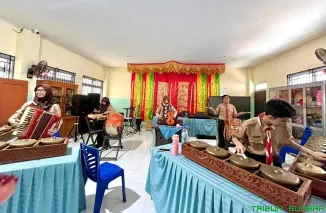 Sejumlah siswa SMPN 7 Padang tengah berlatih intensif untuk kategori tari dalam persiapan menghadapi Festival Lomba Seni Dan Sastra Siswa Nasional (FLS3N) tingkat Kota Padang, Selasa (12/5/2026). (Foto: Ist)