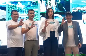 Menteri Pariwisata RI, Widiyanti Putri Wardhana, didampingi Founder Geopark Run, Yv Tri Saputra, saat peluncuran Geopark Run Series 2026--2027 di Gedung Sapta Pesona, Kementerian Pariwisata RI, Jakarta, Jumat (22/5/2026). (Foto: Ist)