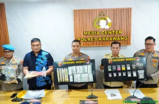 Kapolres Karawang, AKBP Fiki Novian Ardiansyah, memperlihatkan barang bukti narkotika jenis sabu dan ribuan butir obat sediaan farmasi hasil pengungkapan kasus bulan Mei 2026 di Aula Polres Karawang, Kamis (21/5/2026). (Foto: Ist)