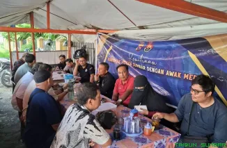 Kasubbid Penmas Bidhumas Polda Sumbar, Kompol Adhi Jais, berbincang santai sambil menikmati kopi bersama sejumlah awak media di Posko Teh Talua, Padang, Jumat (22/5/2026). (Foto: Ist)