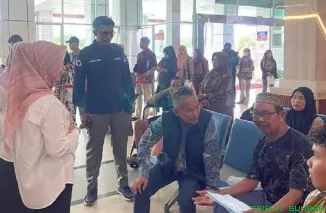 Kepala Perwakilan Ombudsman RI Sumatera Barat, Adel Wahidi, didampingi Direktur RSUD Sungai Dareh dr. Neza, melakukan inspeksi mendadak dengan berdialog langsung kepada pasien di poli klinik, Rabu (14/5/2026). (Foto: Ist)