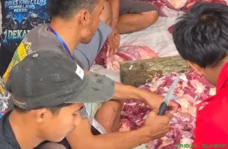 Warga Pabuaran Sukamakmur melakukan penyembelihan hewan kurban dalam rangka kegiatan Pabuaran Berqurban 2026 di Halaman Masjid Ciherang Peuntas, Bogor, Sabtu (29/5/2026). (Foto: Ist)
