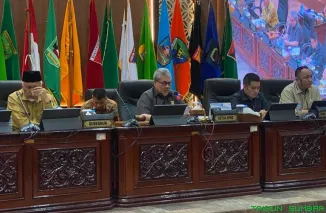 Rapat Paripurna penyampaian pandangan fraksi dan tanggapan Gubernur di Ruang Sidang Utama DPRD Sumbar, Padang, Senin (11/6/2026). (Foto: Ist)