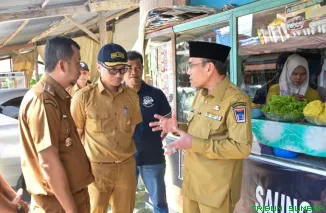 Wakil Wali Kota Padang, Maigus Nasir, didampingi Kepala Dinas PUPR Malvi Hendri saat meninjau lokasi pelebaran Jalan Kurao di Kelurahan Kurao Pagang, Kecamatan Nanggalo, Senin (18/5/2026). (Foto: Ist)