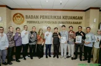 Bupati Solok Selatan, H. Khairunas, menerima LHP LKPD Tahun Anggaran 2025 dari perwakilan BPK Provinsi Sumatera Barat di Padang, Jumat (29/5/2026). (Foto: Ist)