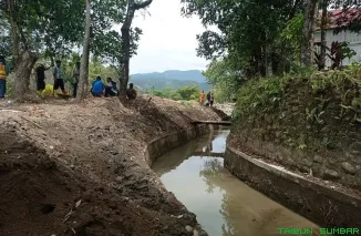 Kepala Dinas PUPR Kota Padang, Malvi Hendri (tengah), bersama tim teknis melakukan peninjauan terhadap kondisi salah satu daerah irigasi yang rusak akibat bencana di Padang, Rabu (13/5/2026). (Foto: Ist)