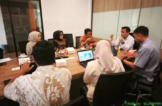 Kepala Dinas Kominfo Kota Padang, Tommy TRD, bersama Kepala Balai Sertifikat Elektronik (BSrE), Jonathan Gerhard Tarigan, perpanjangan Perjanjian Kerja Sama (PKS) di Kantor BSrE, Jakarta Selatan, Kamis (21/5/2026). (Foto: Ist)