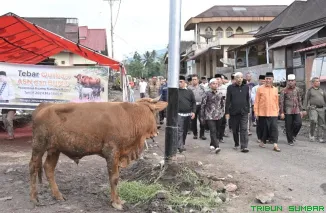 Gubernur Sumbar, Mahyeldi, didampingi jajaran Pemprov Sumbar dan BUMD, meninjau hewan kurban yang akan didistribusikan kepada masyarakat di Padang, Rabu (27/5/2026). (Foto: Ist)
