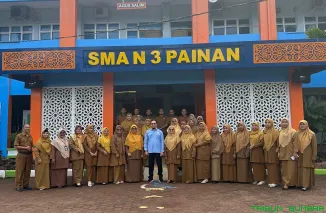 Anggota Komisi IV DPR RI, Rahmat Saleh, memberikan sambutan saat bertindak sebagai Inspektur Upacara di SMA Negeri 3 Painan, Kabupaten Pesisir Selatan, Senin (4/5/2026) pagi. (Foto: Ist)