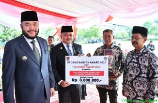 Wali Kota Padang, Fadly Amran, memimpin Upacara Peringatan ke-118 Hari Kebangkitan Nasional (Harkitnas) di Lapangan Balai Kota, Rabu (20/5/2026). (Foto: Ist)