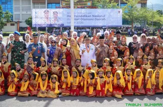 Wakil Wali Kota Padang, Maigus Nasir, bertindak selaku pembina upacara pada peringatan Hari Pendidikan Nasional (Hardiknas) dan Hari Otonomi Daerah di Lapangan Apeksi Balai Kota Padang, Aia Pacah, Sabtu (2/5/2026). (Foto: Ist)
