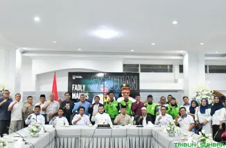 Wali Kota Padang, Fadly Amran (tengah), menerima aspirasi dari perwakilan FSPMI Kota Padang dalam pertemuan dialog memperingati Hari Buruh Internasional (May Day) 2026 di Kediaman Resmi Wali Kota, Jumat (1/5/2026). (Foto: Ist)