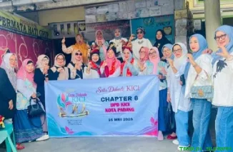Ketua DPD KICI Kota Padang Woro Muharlion bersama Ketua DPW KICI Sumbar Yuhilda Darwis, Owner Permata Hati Grup Welly Nofi Sastera, dan jajaran pengurus KICI lainnya berdiskusi saat berkunjung ke Galeri Permata Hati di Padang, Minggu (17/5/2026). (Foto: I