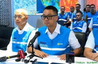 Direktur Utama PT PLN (Persero), Darmawan Prasodjo, memberikan keterangan pers terkait gangguan sistem kelistrikan yang menyebabkan pemadaman massal di Pulau Sumatera, di Jakarta, Sabtu (23/5/2026). (Foto: Ist)