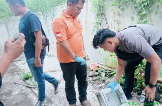 Petugas Satreskrim Polres Solok Selatan tengah melakukan olah Tempat Kejadian Perkara (TKP) di Kantor PWI Solok Selatan yang berlokasi di Jorong Padang Alai, Nagari Lubuk Gadang, Kecamatan Sangir, Rabu (20/5/2026). (Foto: Ist)